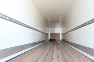 Wielton 3 Asser. Gesloten met Dhollandia klep 2500 kg Lift as. Price 44.950,-- euro netto.