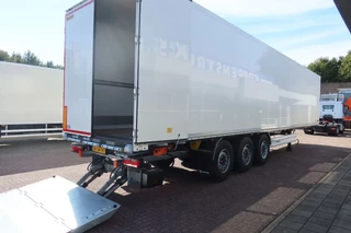 Wielton 3 Asser. Gesloten met Dhollandia klep 2500 kg Lift as. Price 44.950,-- euro netto.
