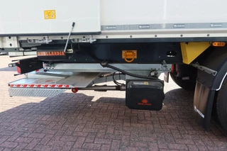 Wielton 3 Asser. Gesloten met Dhollandia klep 2500 kg Lift as