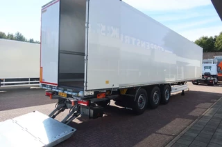 Wielton 3 Asser. Gesloten met Dhollandia klep 2500 kg Lift as