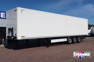 Wielton 3 Asser. Gesloten met Dhollandia klep 2500 kg Lift as. Price 44.950,-- euro netto.