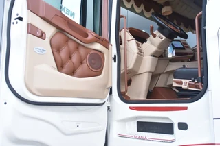 Scania S 590S V8 NGS 4x2NB - NEW TACHO - ONLY 120 TKM - FULL OPTIONS - SPECIAL INTERIOR - HYDRAULIC SYSTEM - EXHAUST PIPE - AS GOOD AS NEW -