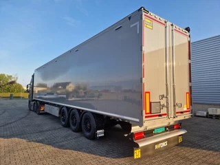 Kraker Kraker Kraker 92m3 10mm vloer met klapbumber en HD Spuit