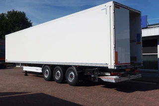 Wielton 3 Asser. Gesloten met Dhollandia klep 2500 kg Lift as. Price 44.950,-- euro netto.