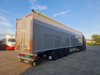 Kraker Kraker Kraker 92m3 10mm vloer met klapbumber en HD Spuit