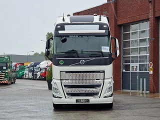 Volvo FH 13.460 Globetrotter XL 6x2 - Full spoiler - Facelift - Chassis cover