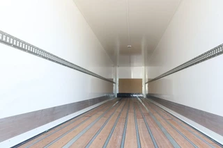 Wielton 3 Asser. Gesloten met Dhollandia klep 2500 kg Lift as